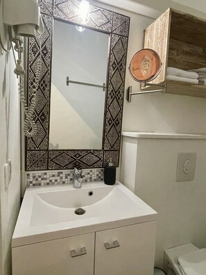 Shower, rainfall showerhead, eco-friendly toiletries, hair dryer - Baionakoa Residence (Bayonne)