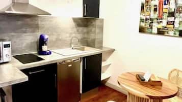 Estudio Deluxe, vistas a la ciudad | Cocina privada | Frigorífico pequeño, microondas y placa de cocina