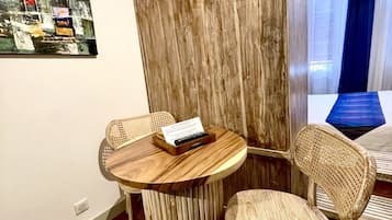 Mini réfrigérateur, micro-ondes, plaque de cuisson, machine à expresso