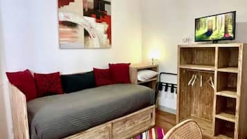 Ático familiar, 1 habitación | Zona de estar | Smart TV de 120 cm con canales digitales