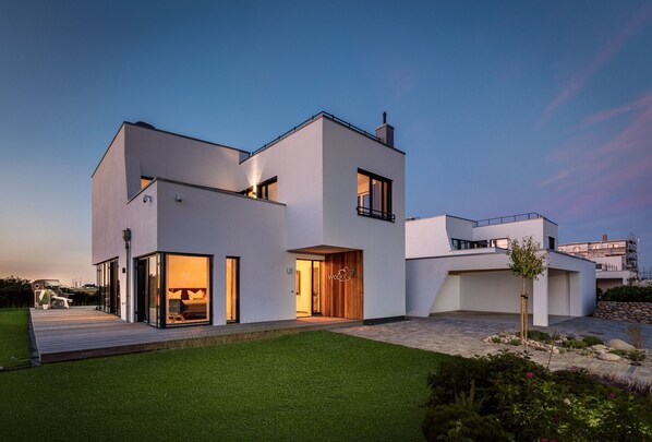 Exterior - Luxury villa "Wolke7" on the Baltic Sea with garden, roof terrace, sauna & sea view. (Olpenitz)