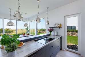 Kylskåp, mikrovågsugn, ugn och spishäll