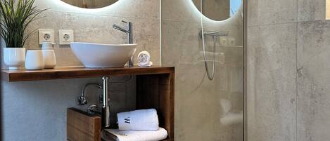 Haartrockner, Bidet, Handtücher, Seife