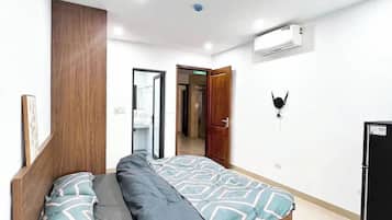 Escritorio, wifi gratis y ropa de cama