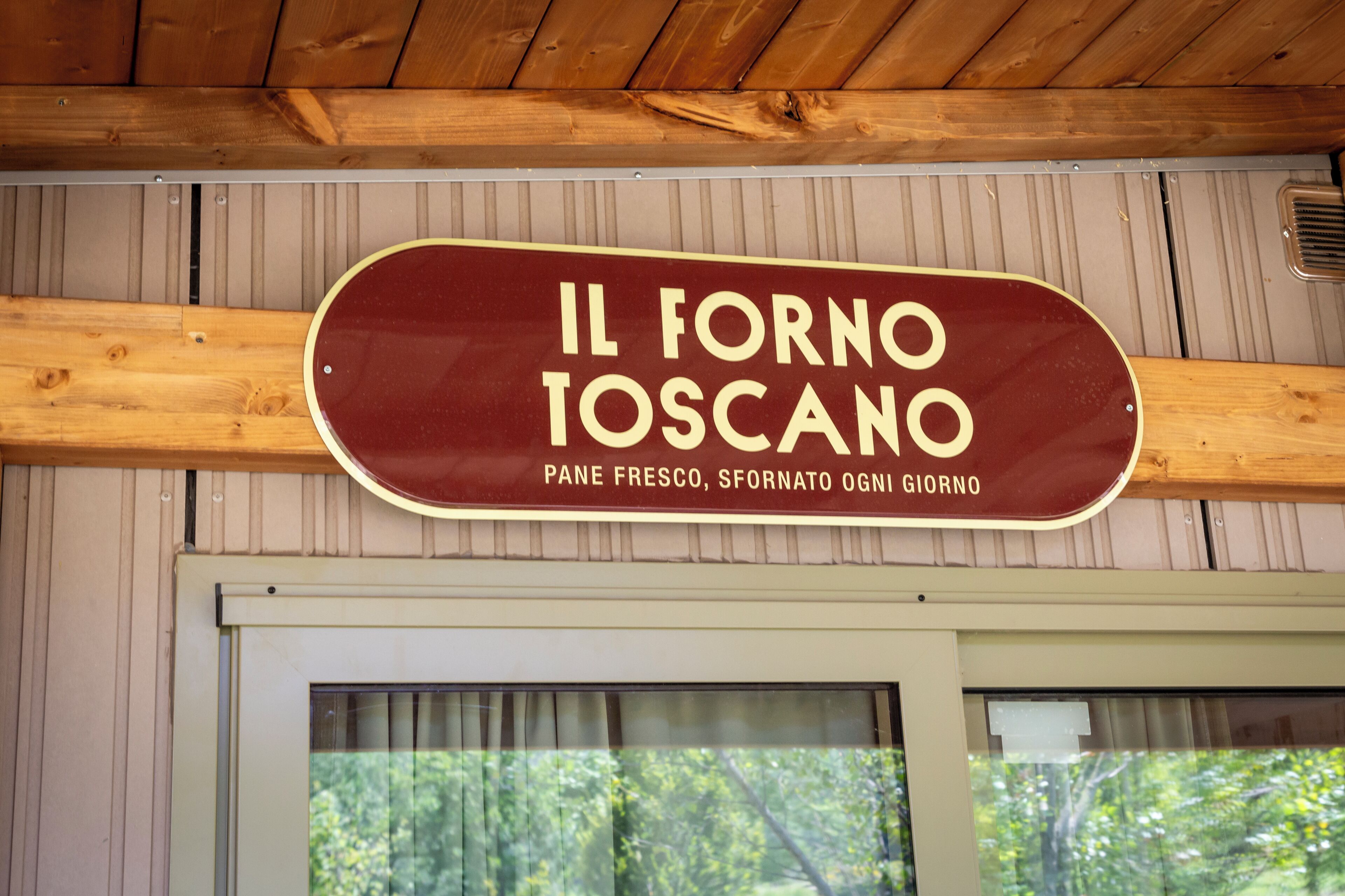 Segnale per "IL FORNO TOSCANO" con una descrizione in italiano.