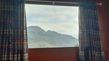Double Room, Mountain View | Soundproofing, iron/ironing board, free WiFi