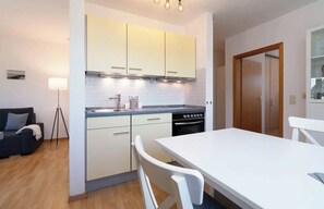 Fridge, microwave, oven, stovetop - First floor apartment with terrace 150 meters from the Baltic Sea (Fehmarn)