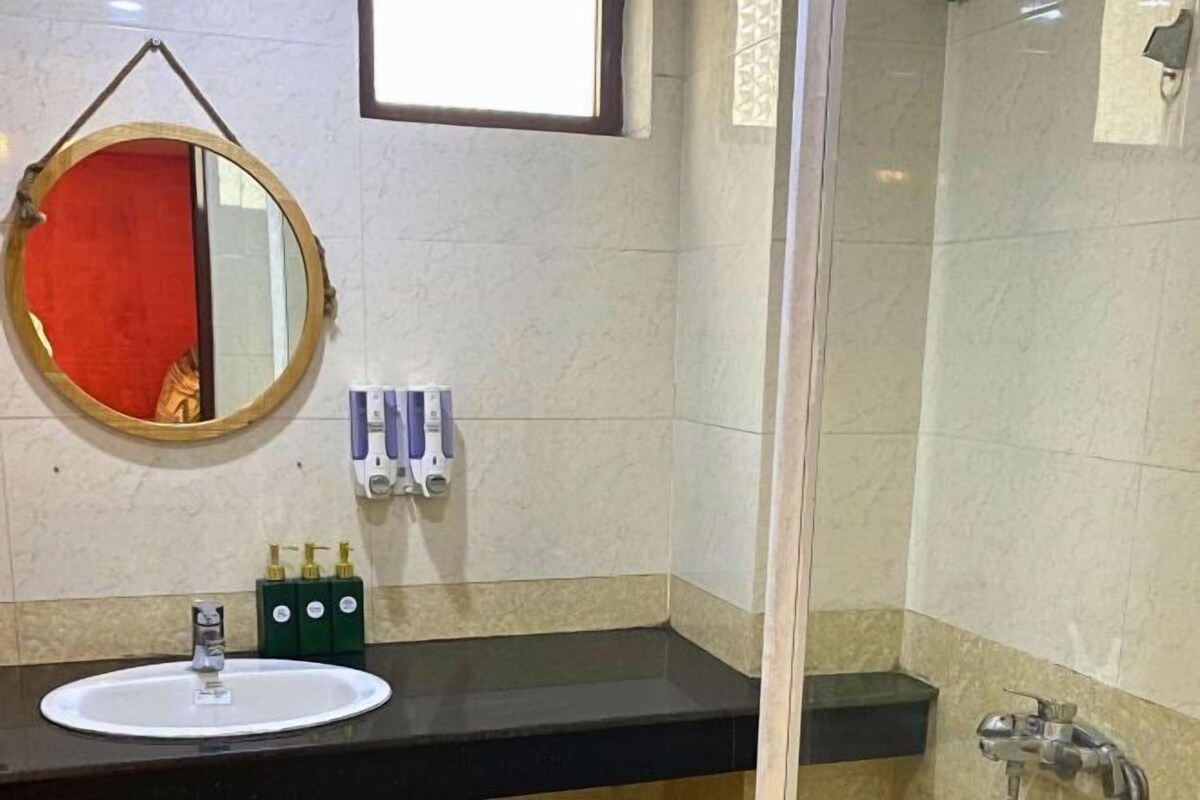Bathroom | Combined shower/tub, rainfall showerhead, free toiletries, hair dryer