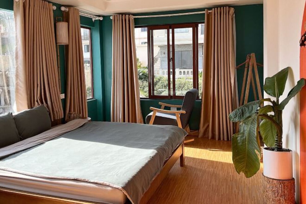 Hypo-allergenic bedding available, blackout drapes, soundproofing