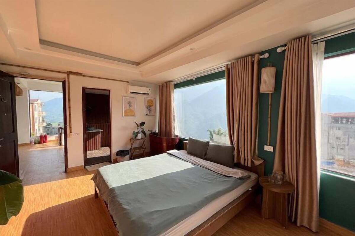 Hypo-allergenic bedding, blackout curtains, free WiFi, bed sheets
