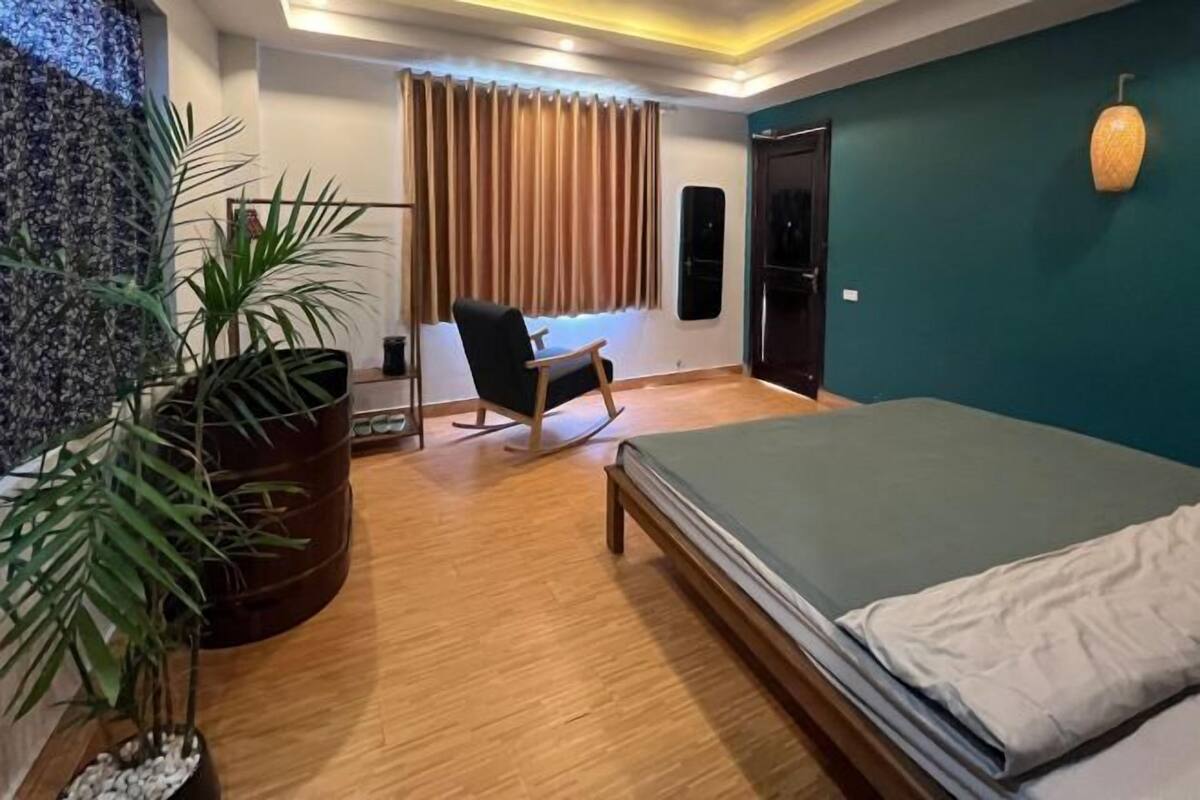 Hypo-allergenic bedding, blackout curtains, free WiFi, bed sheets