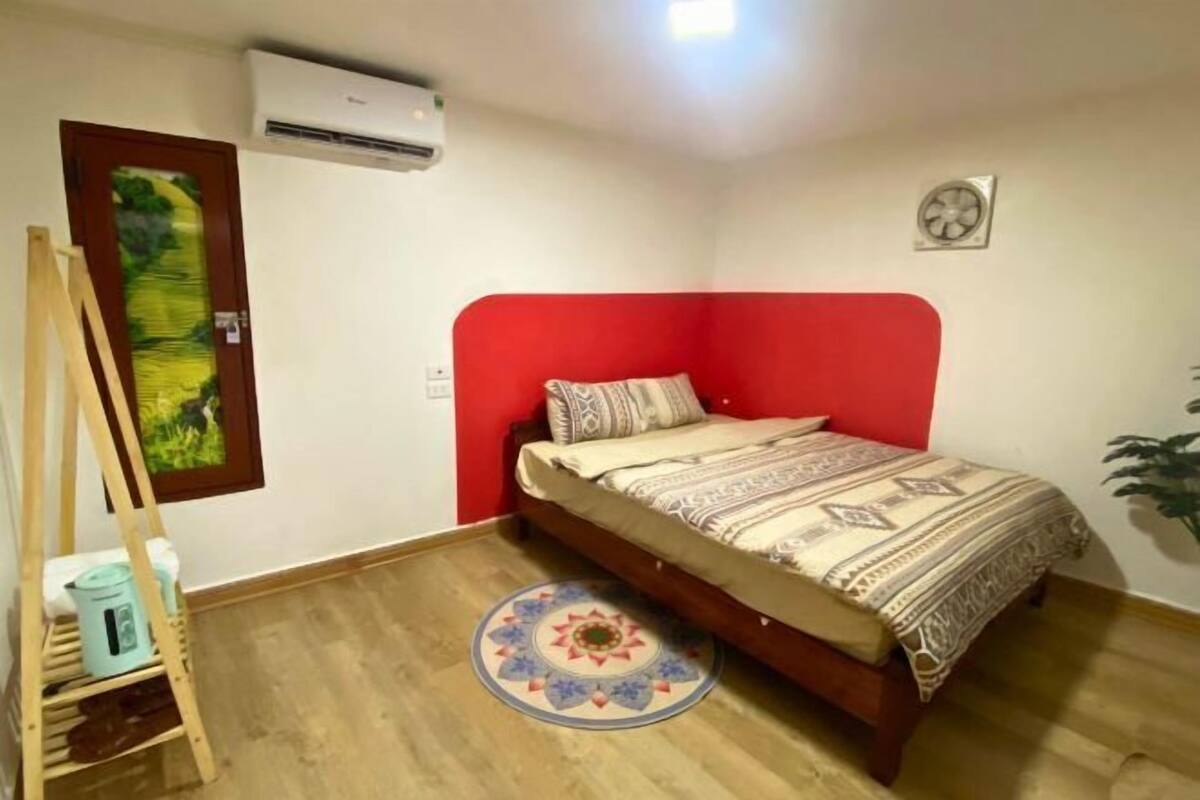 Hypo-allergenic bedding, blackout curtains, free WiFi, bed sheets