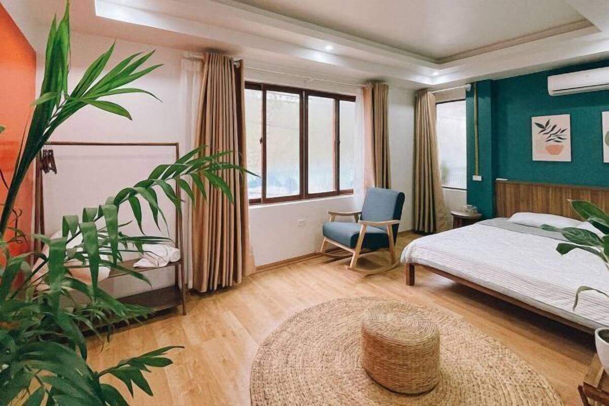 Hypo-allergenic bedding, blackout curtains, free WiFi, bed sheets