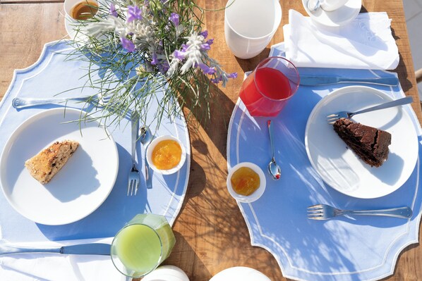 A table set with a slice of cake, a glass of red drink, a bowl of soup, and a cup of coffee. - Relais da Fabio (Uggiano la Chiesa)