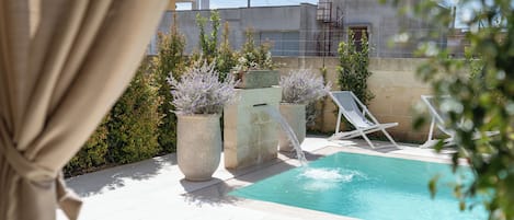 Habitación doble Deluxe, vista a la alberca | Terraza o patio