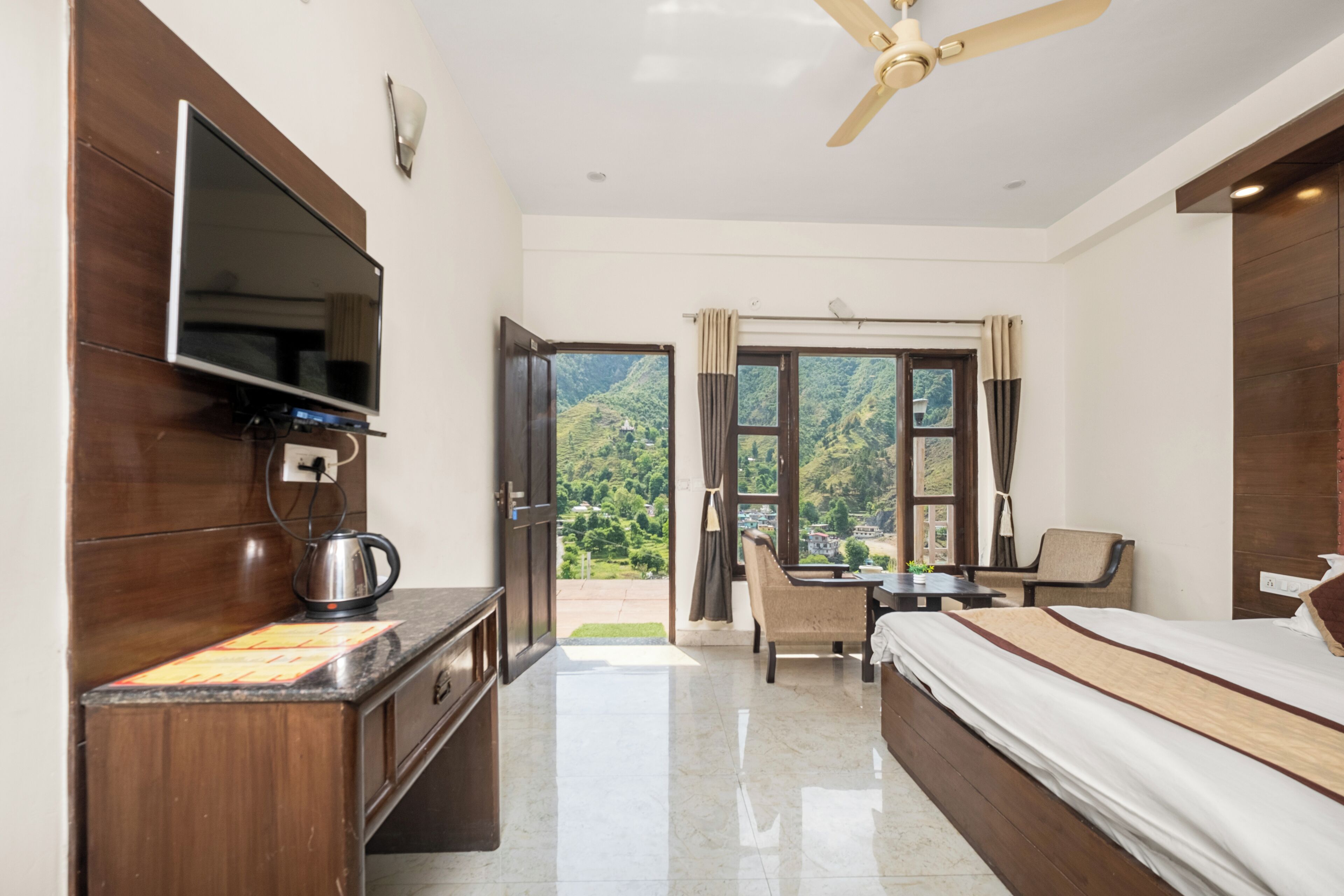 Classic Room | Premium bedding, desk, laptop workspace, free WiFi