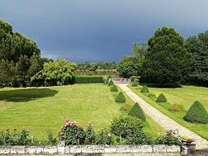 Property grounds - A haven of tranquillity on the banks of the Dordogne River (Fronsac)