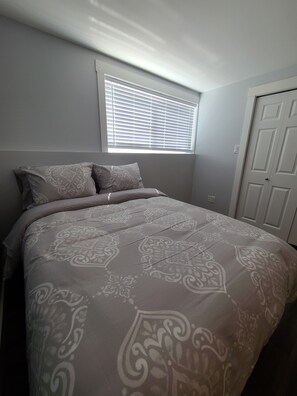 2 bedrooms, iron/ironing board, WiFi, bed sheets - Beautiful New Suite in Nanaimo (Nanaimo)