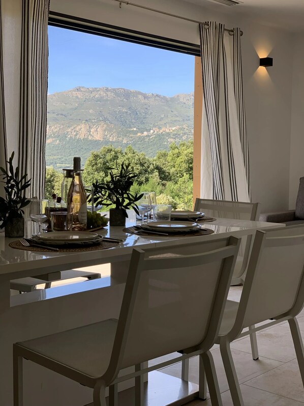 Apartment, 3 Schlafzimmer, Terrasse, Gartenblick | Esszimmer