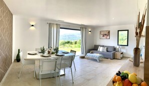 Superior-Apartment, 3 Schlafzimmer, Terrasse, Meerblick | Wohnbereich | 140-cm-Smart-TV mit Kabelempfang