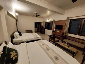 Family Room - Alinda House Naukuchiatal by THE GHAUR (Uttarakhand)