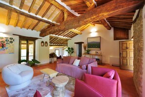 Smart-tv, eldstad och en stereo