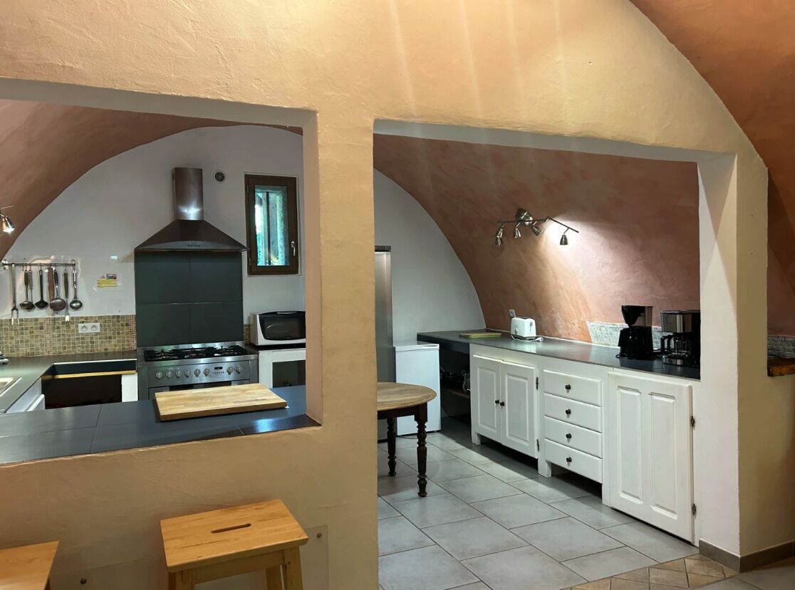Uma cozinha com fogão, micro-ondas e armários.