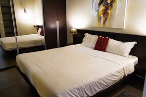 2 habitaciones, escritorio, tabla de planchar con plancha y wifi gratis 
