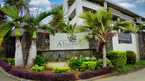 Ein modernes Gebäude mit einem Schild für Alizee Club & Spa.