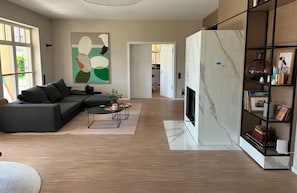 TV, fireplace, table football, books - Exclusive luxury holiday home Pool, sauna & plenty of space for great times (Kleinwallstadt)
