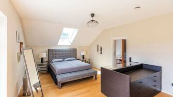 6 bedrooms, desk, iron/ironing board, free WiFi