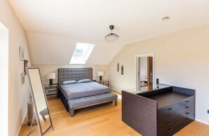 6 soverom, skrivebord, strykejern/-brett og wi-fi (inkludert)