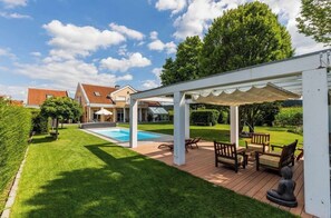 Utendørsbasseng og et oppvarmet basseng