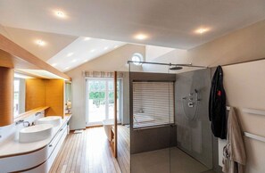 Dusj, hårføner, bidé og håndklær