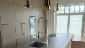 Kaffetrakter/tekoker, kjøleskap, mikrobølgeovn og ovn