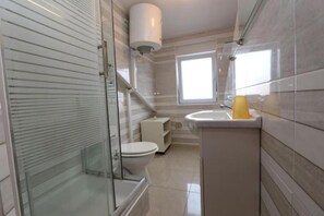 Basic Apartment, 1 Bedroom, Non Smoking, Balcony | Bathroom