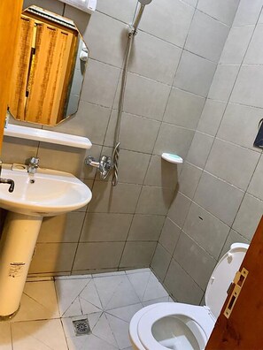 Apartment, 2 Bedrooms, Accessible, Smoking | Bathroom