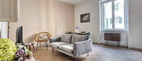 Apartment, 2 Schlafzimmer, Balkon | Wohnbereich | 32-Zoll-LED-Fernseher mit Digitalempfang