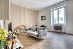 Appartement Deluxe, vue ville | Coin séjour | Télévision LED de 32 pouces avec chaînes numériques