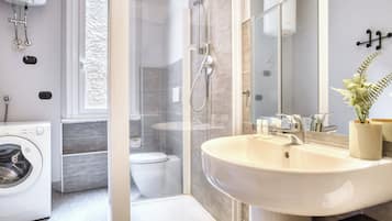 Appartamento, 2 camere da letto, balcone | Bagno | Set di cortesia gratuito, asciugacapelli, bidet, asciugamani
