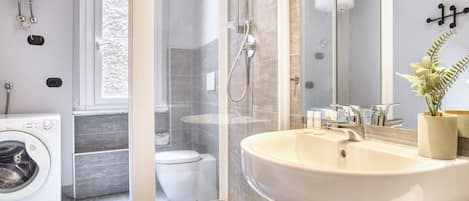 Apartment, 2 Schlafzimmer, Balkon | Badezimmer | Kostenlose Toilettenartikel, Haartrockner, Bidet, Handtücher