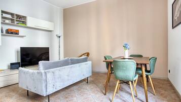 Deluxe appartement, uitzicht op stad | Woonruimte | Een 32-inch ledtelevisie met digitale zenders