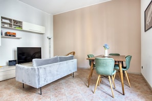 Appartement Deluxe, vue ville | Coin séjour | Télévision LED de 32 pouces avec chaînes numériques