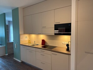 Kühlschrank, Mikrowelle, Herdplatte, Geschirrspüler