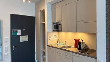 Kühlschrank, Mikrowelle, Herdplatte, Geschirrspüler