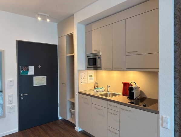 Kühlschrank, Mikrowelle, Herdplatte, Geschirrspüler