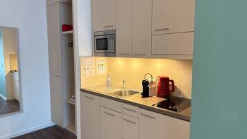 Kühlschrank, Mikrowelle, Herdplatte, Geschirrspüler