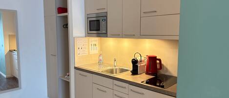 冷蔵庫、電子レンジ、コンロ、食器洗い機