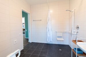Een douche, een haardroger, handdoeken