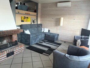 Televisión y chimenea 